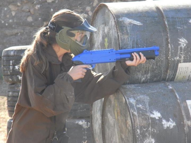 Apuntando con la marcadora de paintball